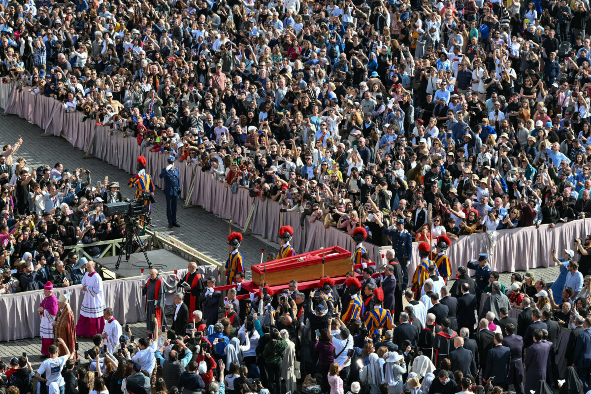 Papa Francisco ya se encuentra en la Basílica de San Pedro para ser velado El féretro del Papa Francisco, fallecido el 21 de abril a los 88 años, ya se encuentra en la Basílica Papal de San Pedro en el Vaticano para ser velado durante tres días.