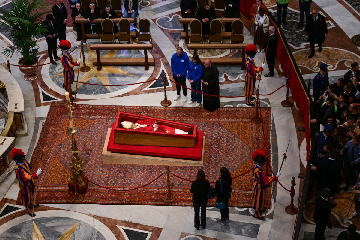 Papa Francisco ya se encuentra en la Basílica de San Pedro para ser velado El féretro del Papa Francisco, fallecido el 21 de abril a los 88 años, ya se encuentra en la Basílica Papal de San Pedro en el Vaticano para ser velado durante tres días.