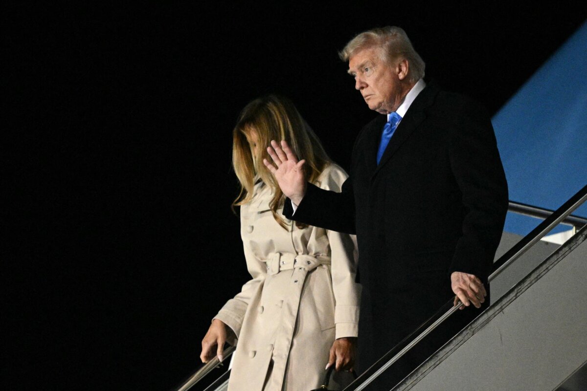 Donald Trump llegó a Roma para asistir al funeral del papa Francisco 2 Donald Trump llegó a Roma para asistir al funeral del papa Francisco Trump llegó acompañado de su esposa, Melania Trump, a bordo del Air Force One, aterrizando en el aeropuerto Leonardo da Vinci.