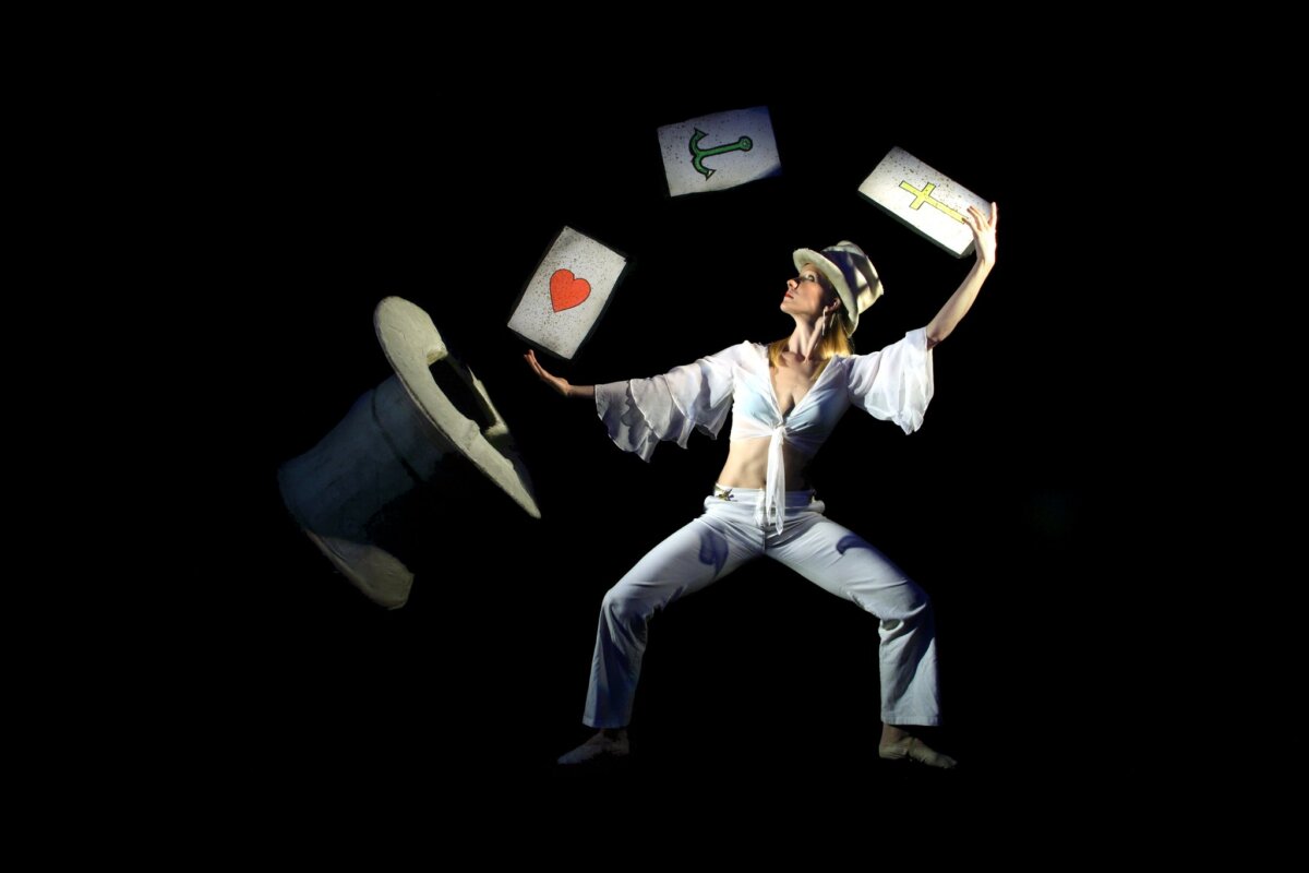 El Teatro Negro de Praga regresó a Colombia Este tipo de representación escénica muda  se distingue de otros tipos de representación teatral, al utilizar cortinas negras, un escenario de color oscuro.