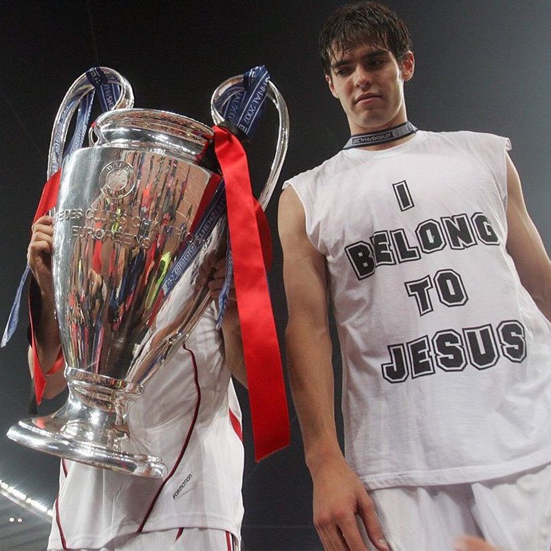 Los jugadores que profesan su religión con toda devoción 3 El jugador brasileño, Kaka, al igual que Falcaom también profesa el cristianismo.