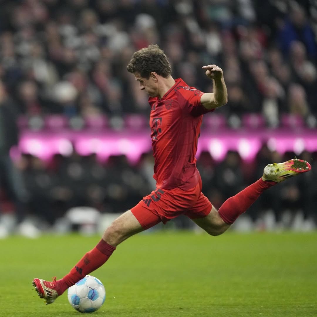 Thomas Müller se despide del Bayern tras 25 años en el club 2 Thomas Müller se despide del Bayern tras 25 años en el club A través de una carta publicada en redes sociales, Müller confirmó que la directiva del Bayern decidió no renovarle el contrato, a pesar de que él quería continuar.