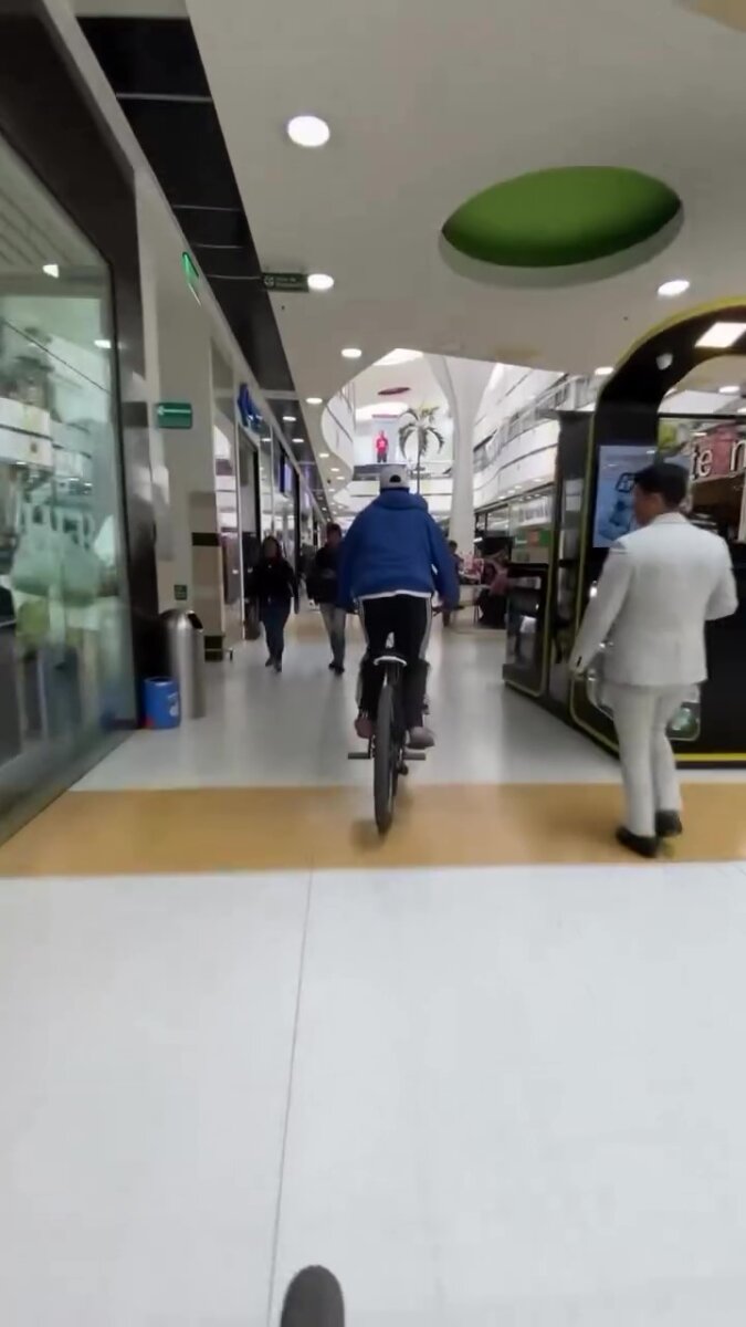 Jóvenes se metieron a hacer acrobacias en bicicleta en un centro comercial En otra grabación, tomada desde el segundo piso, se ve el momento exacto en que uno de los jóvenes es alcanzado por un guarda y cae al piso tras ser aprehendido.