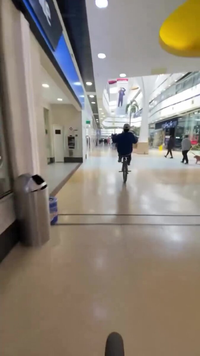 Jóvenes se metieron a hacer acrobacias en bicicleta en un centro comercial