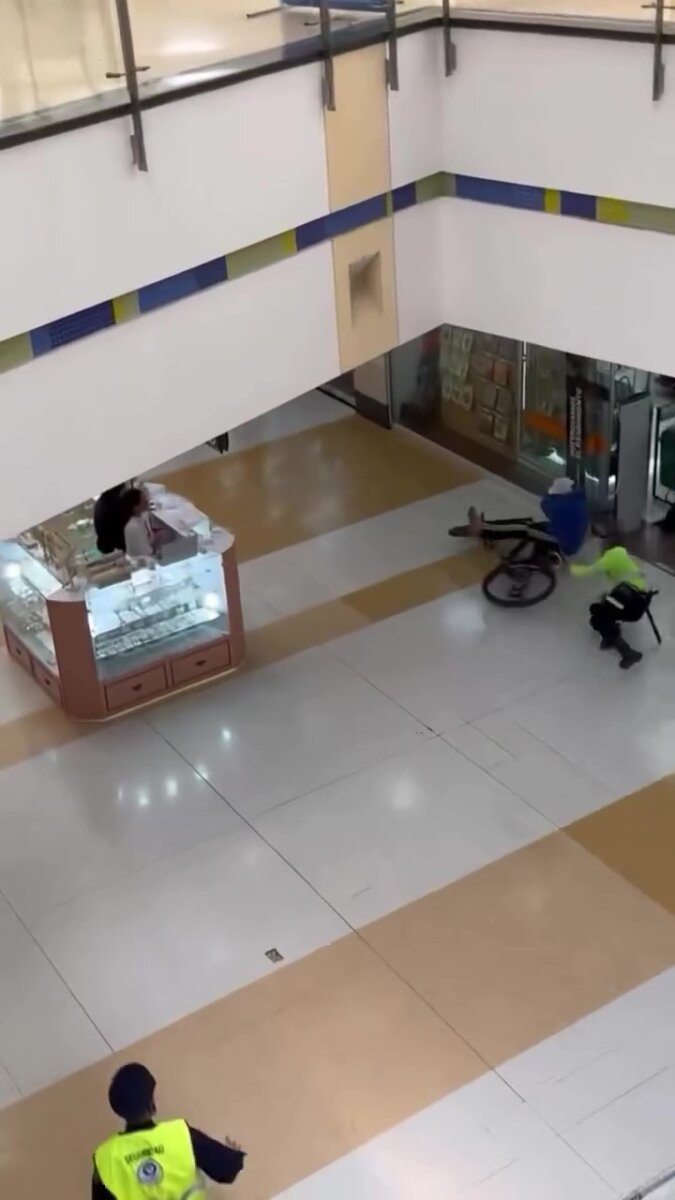 Jóvenes se metieron a hacer acrobacias en bicicleta en un centro comercial En otra grabación, tomada desde el segundo piso, se ve el momento exacto en que uno de los jóvenes es alcanzado por un guarda y cae al piso tras ser aprehendido.