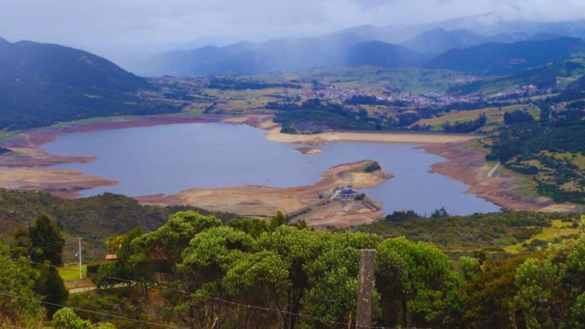 Abril de lluvias mil: así está el panorama en el país El Ideam estima que las lluvias estarán entre un 30 % y 40 % por encima del promedio. En Bogotá hubo un déficit de precipitaciones en enero; sin embargo, en febrero y marzo llovió más de lo normal.