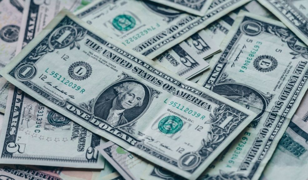 Aranceles-de-Trump-impactan-el-dolar-y-desploman-el-precio-del-petroleo