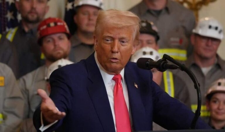 Aranceles-de-Trump-impactan-el-dolar-y-desploman-el-precio-del-petroleo