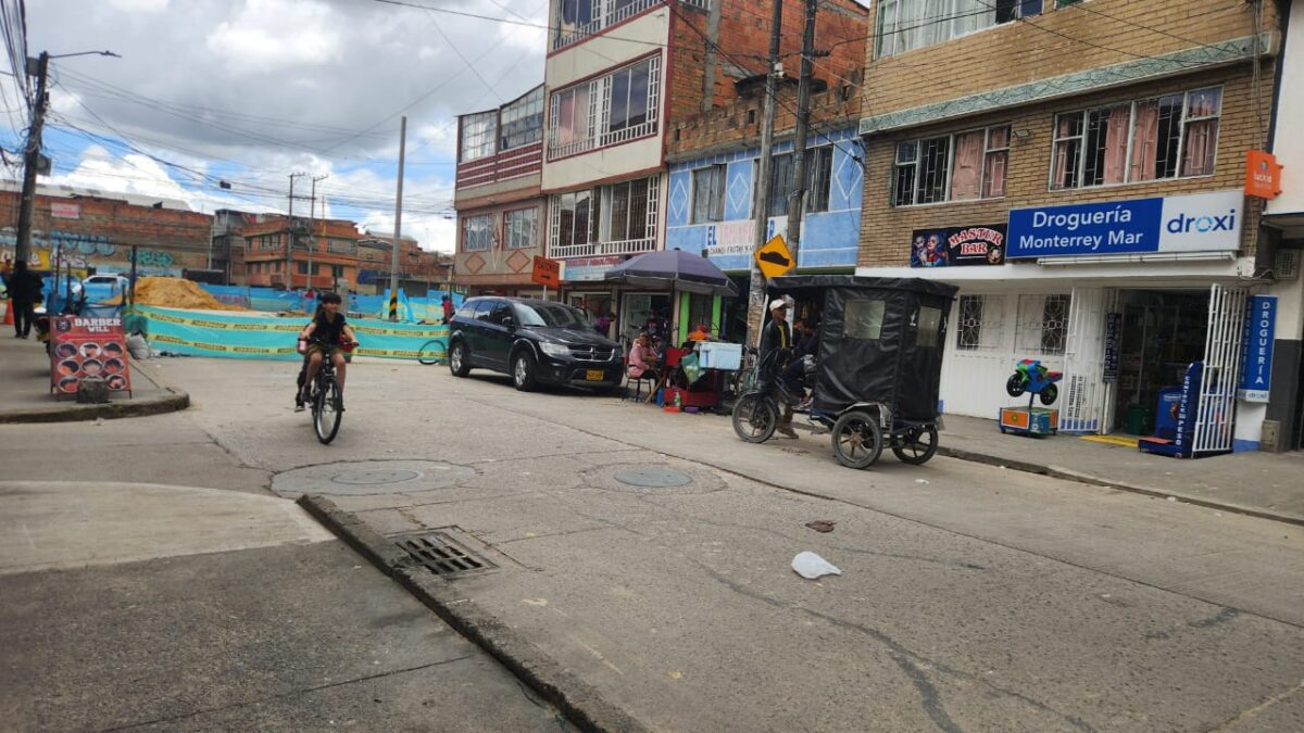 Ataque sin compasión a bicitaxista en Patio Bonito 2 Ataque sin compasión a bicitaxista en Patio Bonito Según cuentan, los dos atacantes llegaron por la parte suroriental del sector, acercándose por la espalda de la víctima. Sin mediar palabra, abrieron fuego.