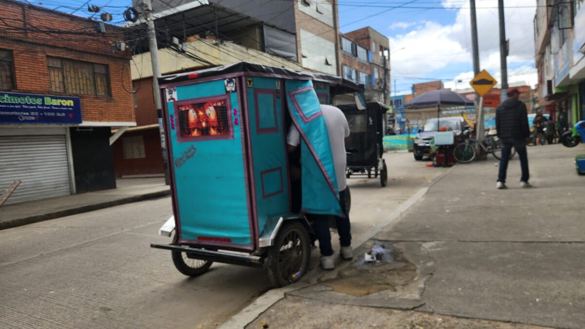Ataque sin compasión a bicitaxista en Patio Bonito 8 Ataque sin compasión a bicitaxista en Patio Bonito Según cuentan, los dos atacantes llegaron por la parte suroriental del sector, acercándose por la espalda de la víctima. Sin mediar palabra, abrieron fuego.