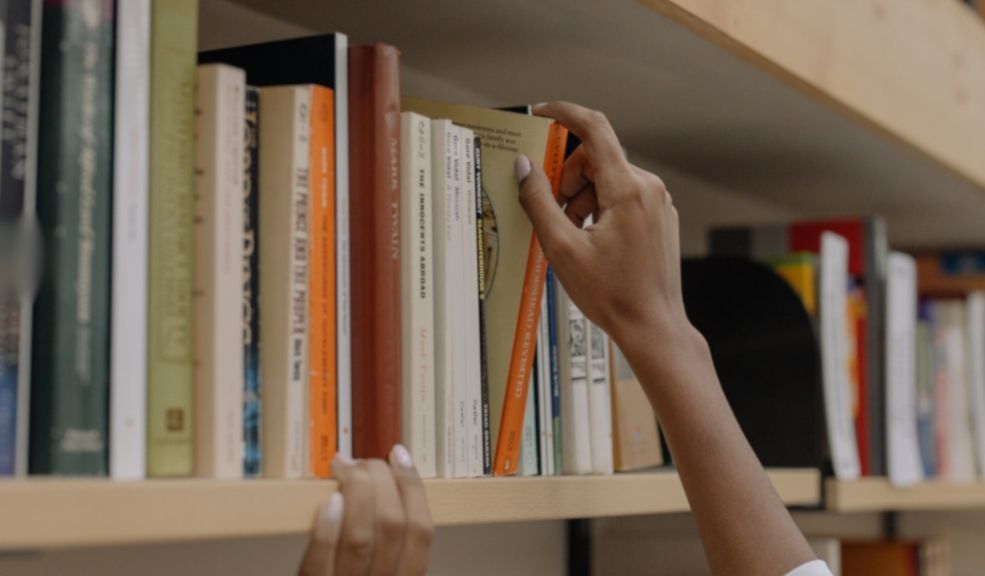 BibloRed facilita el acceso a la lectura con préstamo y devolución de libros a domicilio en Bogotá La Red Distrital de Bibliotecas Públicas de Bogotá (BibloRed) sigue fortaleciendo su compromiso con la cultura y la educación, ofreciendo a los ciudadanos un servicio gratuito de préstamo y devolución de materiales a domicilio. Esta opción permite acceder fácilmente a libros, películas y otros recursos sin necesidad de salir de casa.