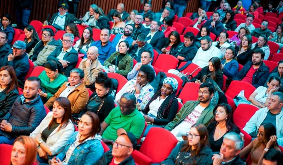 Bogotá fortalece la cultura de paz y democracia con apoyo del IDPAC 2 Bogotá fortalece la cultura de paz y democracia con apoyo del IDPAC El Instituto Distrital de la Participación y Acción Comunal (IDPAC) resaltó los logros alcanzados en Bogotá en materia de cultura de paz, democracia y participación ciudadana, en el marco del programa de profesionalización en Educación Comunitaria con énfasis en Derechos Humanos.