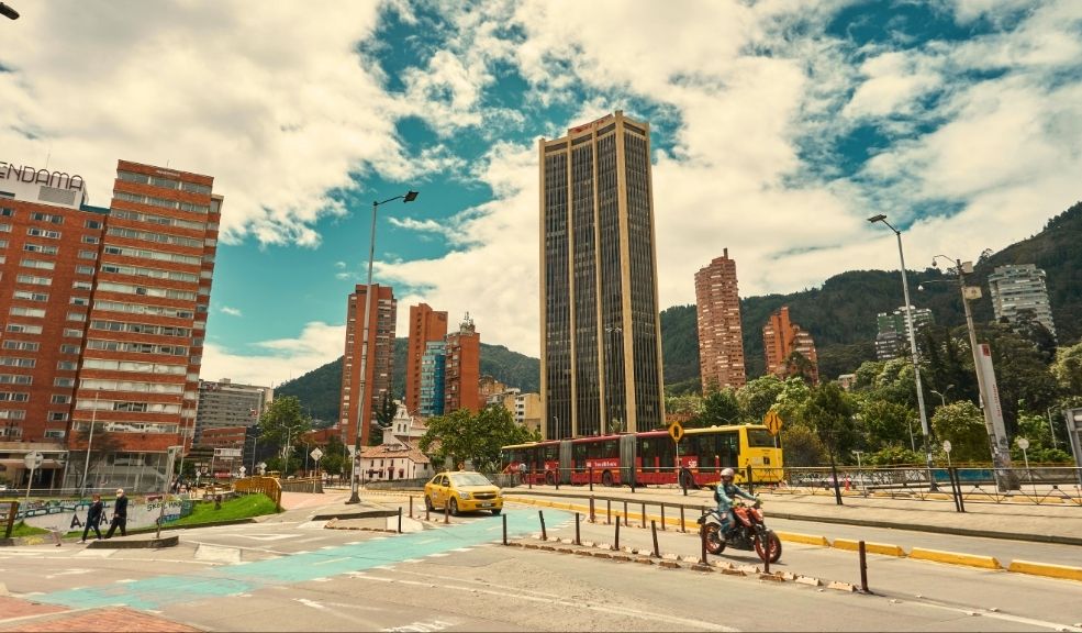 Bogotá impulsa nuevas oportunidades de becas y financiamiento internacional 2 Bogotá impulsa nuevas oportunidades de becas y financiamiento internacional La Consejería de Relaciones Internacionales de Bogotá presentó una nueva edición del Boletín de Oferta Internacional, una iniciativa que reúne 20 oportunidades de becas, programas educativos y fondos de financiamiento disponibles para ciudadanos interesados en fortalecer sus competencias a nivel global.