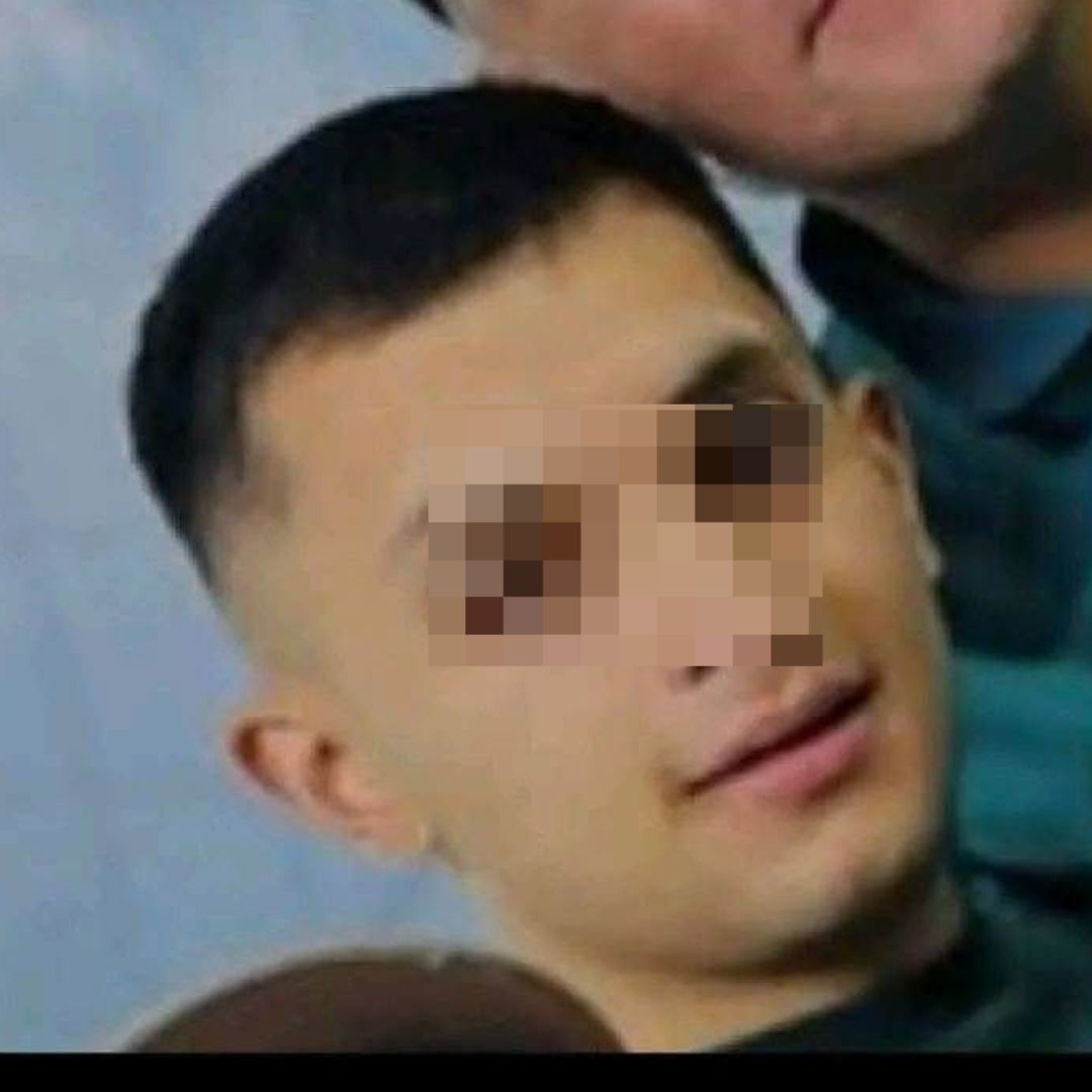 Brutal ataque en Soacha: joven quedó con secuelas tras golpiza de su pareja 1 Brutal ataque en Soacha: joven quedó con secuelas tras golpiza de su pareja Laura Jiménez lucha por su vida tras brutal golpiza de su pareja en Soacha. Familiares exigen justicia y captura del agresor, quien ya tenía antecedentes de violencia.
