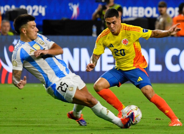 Conmebol pide que el mundial 2030 se juegue con 64 selecciones "por única vez" El presidente de la Conmebol, Alejandro Domínguez, solicitó a la FIFA que considere elevar a 64 participantes el Mundial 2030, "por única vez" y que se juegue en tres continentes como está previsto.