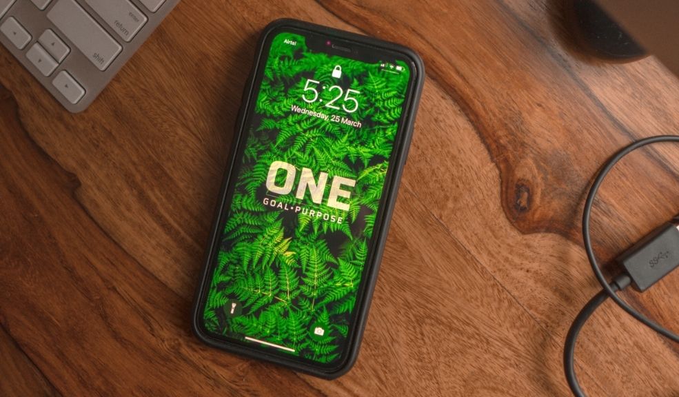 Consecuencias de dejar la pantalla del celular encendida por periodos prolongados 2 Consecuencias de dejar la pantalla del celular encendida por periodos prolongados Aunque parezca inofensivo, mantener la pantalla del celular encendida durante largos periodos puede afectar tanto el rendimiento del dispositivo como la salud del usuario.