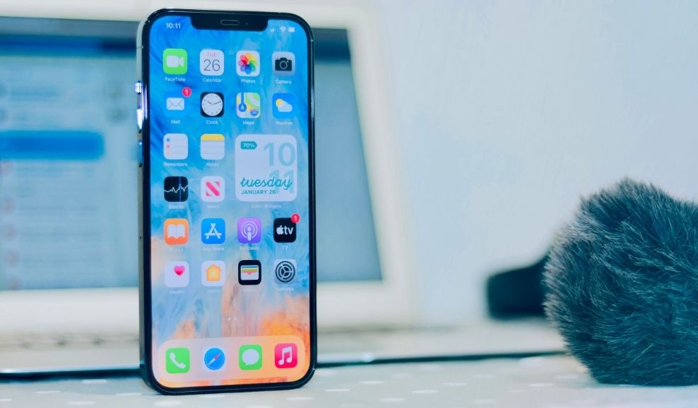Consecuencias de dejar la pantalla del celular encendida por periodos prolongados Aunque parezca inofensivo, mantener la pantalla del celular encendida durante largos periodos puede afectar tanto el rendimiento del dispositivo como la salud del usuario.