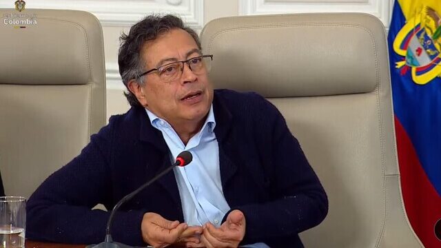 Consejo de Estado le ordena a Petro dejar de transmitir los consejos de ministros en la TV privada y local Los Consejos de Ministros, que de manera frecuente se transmitían en los canales privados, regionales y locales de televisión, dejarán de hacerse por estos medios. Así lo ordenó el Consejo de Estado.