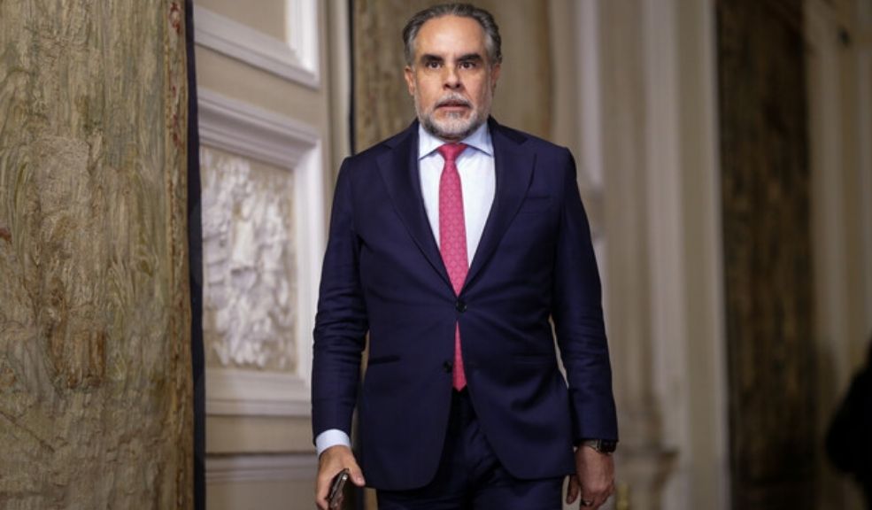 ¡Se calienta el escándalo! Laura Sarabia revela más audios de Benedetti y exige celeridad a la Fiscalía La canciller Laura Sarabia encendió nuevamente la polémica al afirmar que existen más audios del ministro del Interior, Armando Benedetti, relacionados con presuntas irregularidades en la financiación de la campaña presidencial de Gustavo Petro.