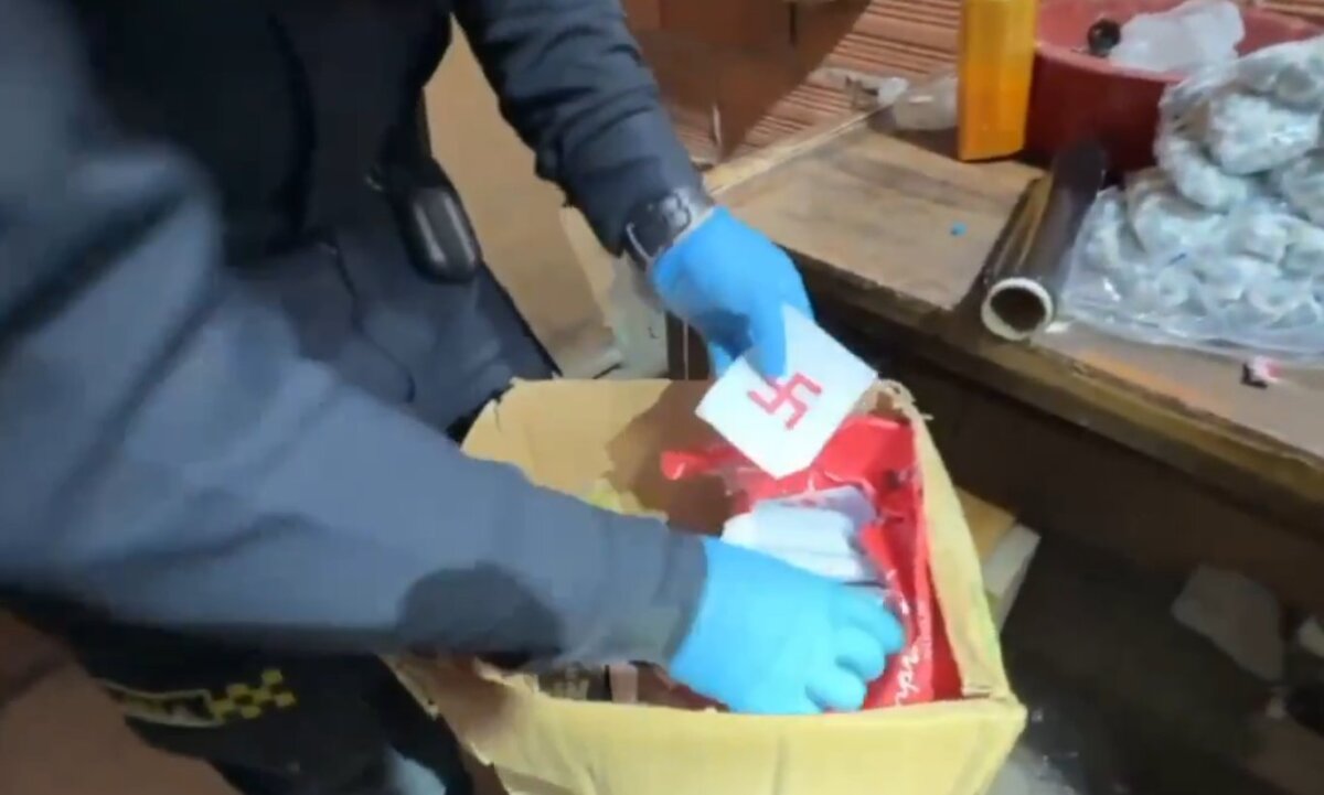 Cae 'mula' de 'Los Costeños' junto a 18 mil dosis de bazuco Capturan 'mula' de 'Los Costeños' con 18 mil dosis de bazuco marcadas con símbolos nazis en San Bernardo.