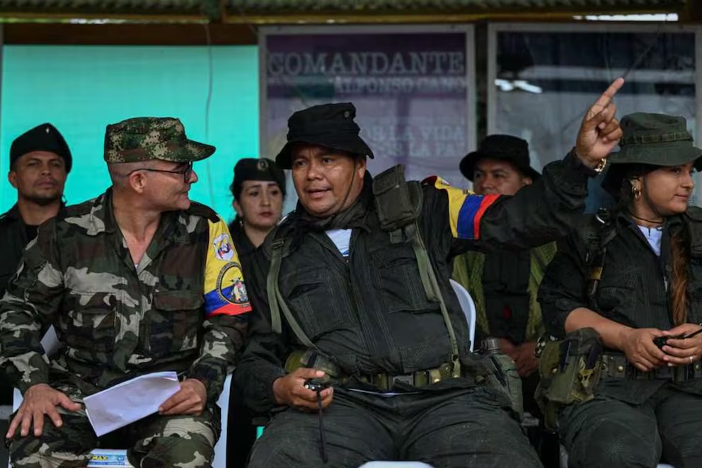 La historia de alias 'Calarcá', el jefe de las disidencias que desata el terror en el país Conozca la historia de cómo alias 'Calarcá' pasó de ser un joven reclutado por las Farc a convertirse en el jefe de las disidencias de este grupo subversivo y sembrar el terror en el país.