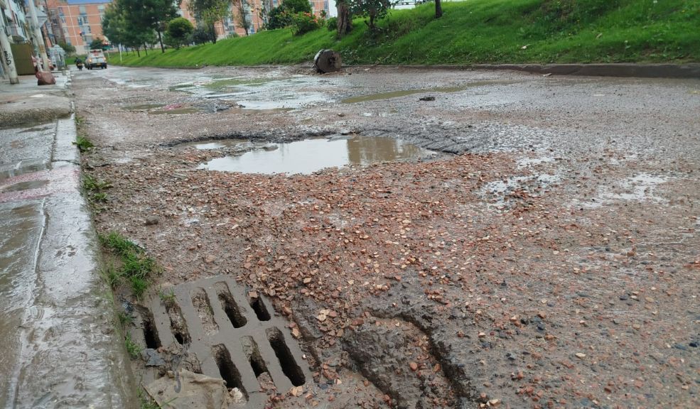 Calle en Kennedy se convierte en trampa peligrosa para ciclistas y motociclistas Habitantes del barrio Carimagua, en la localidad de Kennedy, denuncian el abandono de una calle que se ha convertido en una peligrosa trampa para transeúntes y conductores por huecos y deterioro tras una intervención inconclusa. Q'HUBO habló con ellos.