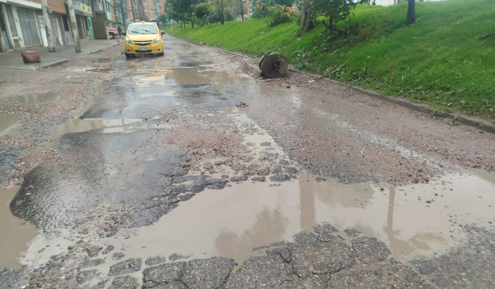 Calle en Kennedy se convierte en trampa peligrosa para ciclistas y motociclistas Habitantes del barrio Carimagua, en la localidad de Kennedy, denuncian el abandono de una calle que se ha convertido en una peligrosa trampa para transeúntes y conductores por huecos y deterioro tras una intervención inconclusa. Q'HUBO habló con ellos.