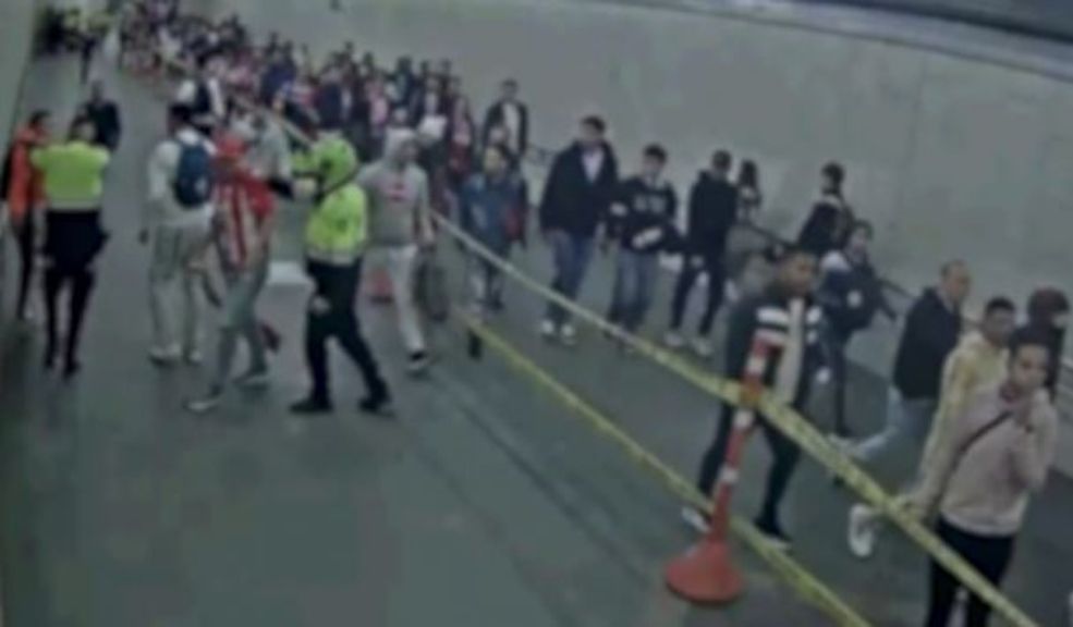 Capturan a 5 barristas por presunto robo en Transmilenio 