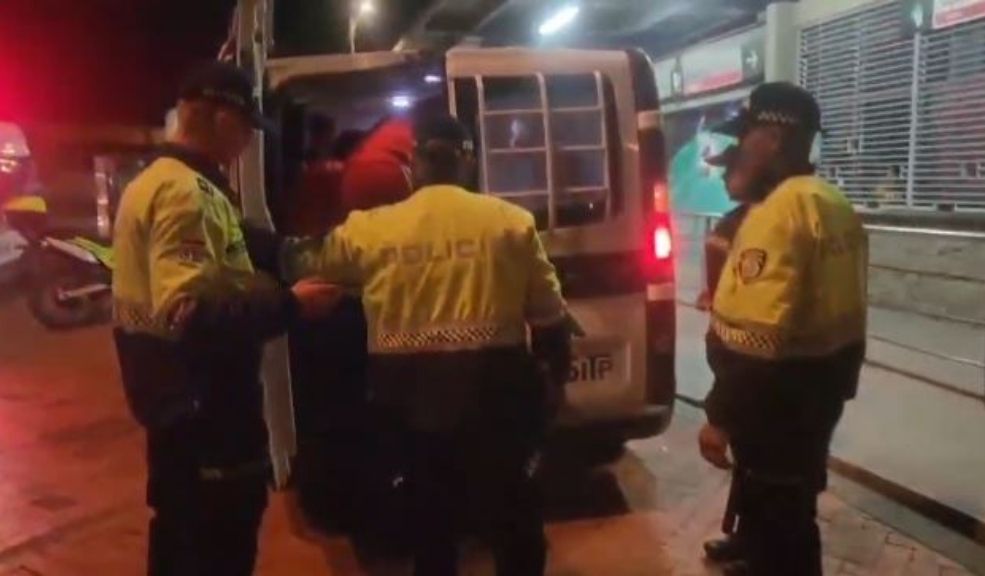 Capturan a 5 barristas por presunto robo en TransMilenio El hecho ocurrió al finalizar un partido de fútbol. Los delincuentes aprovecharon el desorden y la aglomeración para atracar a los usuarios.