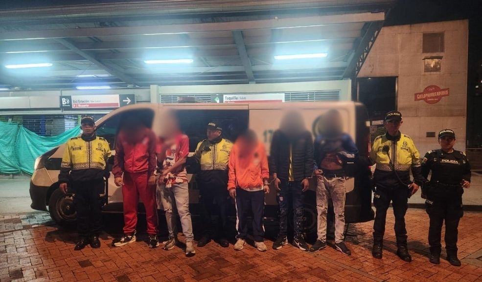 Capturan a 5 barristas por presunto robo en TransMilenio El hecho ocurrió al finalizar un partido de fútbol. Los delincuentes aprovecharon el desorden y la aglomeración para atracar a los usuarios.