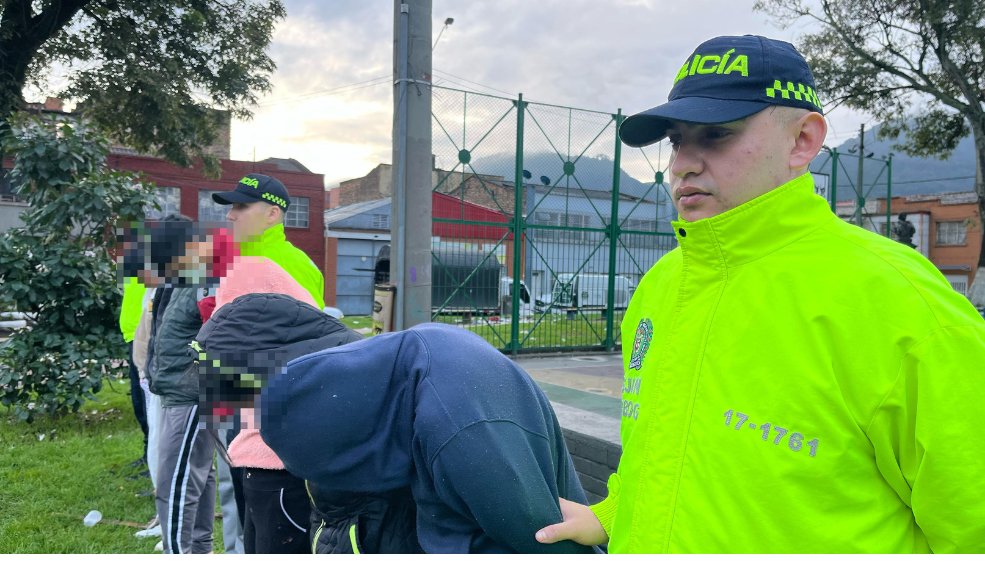 Capturan integrantes de la banda ‘Clan Azul’ que operaba para ‘Los Venecos’ en San Bernardo Capturan a ocho personas, presuntamente pertenecientes a la banda de 'Clan Azul', red de microtráfico que trabajaba para 'Los Venecos' en San Bernardo.