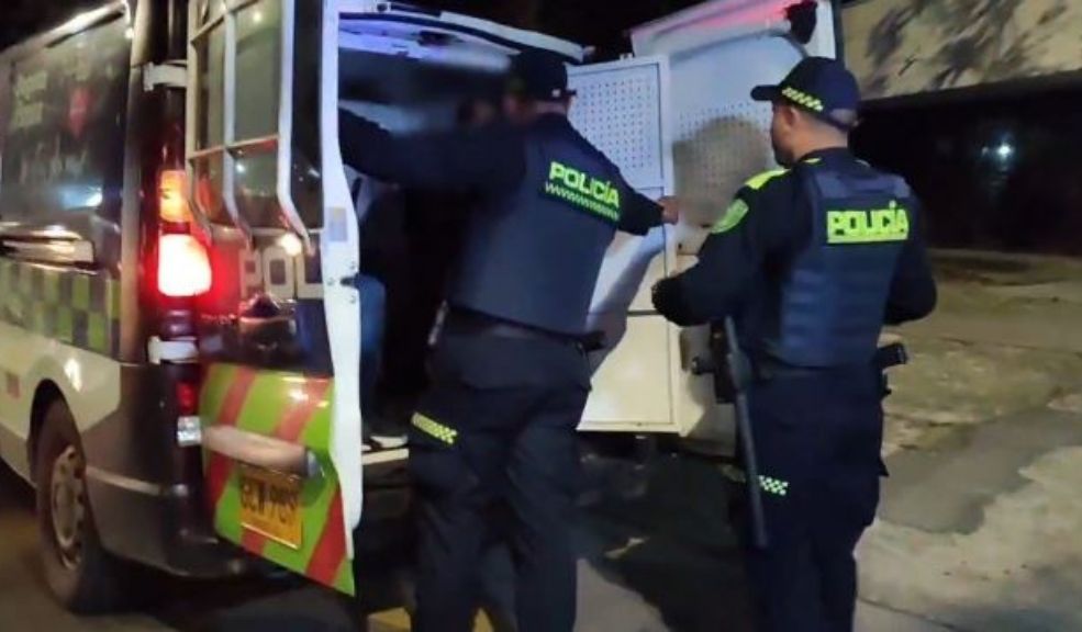 Capturaron a 2 sujetos que extorsionaban a la comunidad de Barrios Unidos Los dos hombres fueron dejados a disposición de la autoridad competente por el delito de extorsión agravada, y también fue incautada la motocicleta que usaban para intimidar a sus víctimas.