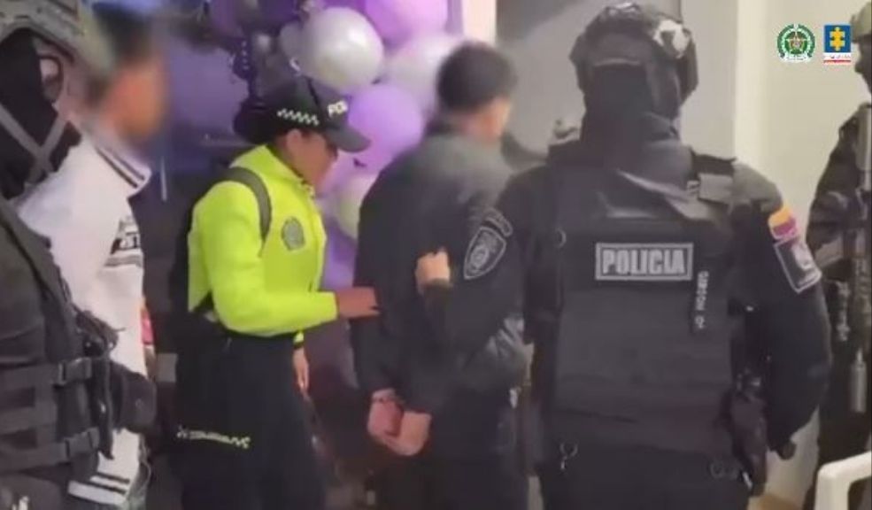 Capturaron a presunto cabecilla de 'Tren de Aragua' y 14 personas más 2 Capturaron a presunto cabecilla de 'Tren de Aragua' y 14 personas más Según la Fiscalía, esta red criminal extorsionaba a tenderos para obligarlos a vender droga en sus negocios, y controlaba quién podía o no trabajar en zonas de expendio de estupefacientes.