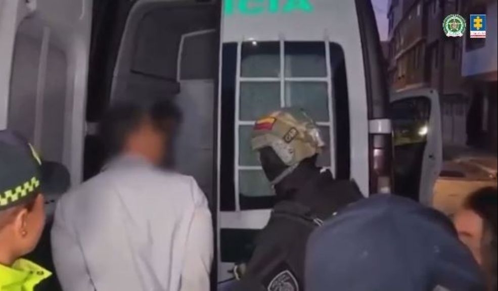 Capturaron a presunto cabecilla de 'Tren de Aragua' y 14 personas más Según la Fiscalía, esta red criminal extorsionaba a tenderos para obligarlos a vender droga en sus negocios, y controlaba quién podía o no trabajar en zonas de expendio de estupefacientes.