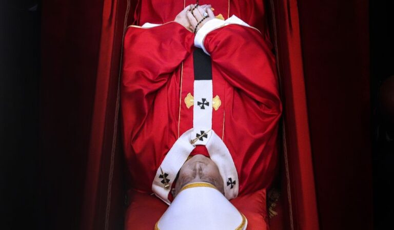 Cardenales y personalidades asisten hoy al rito de sellado del féretro del papa
