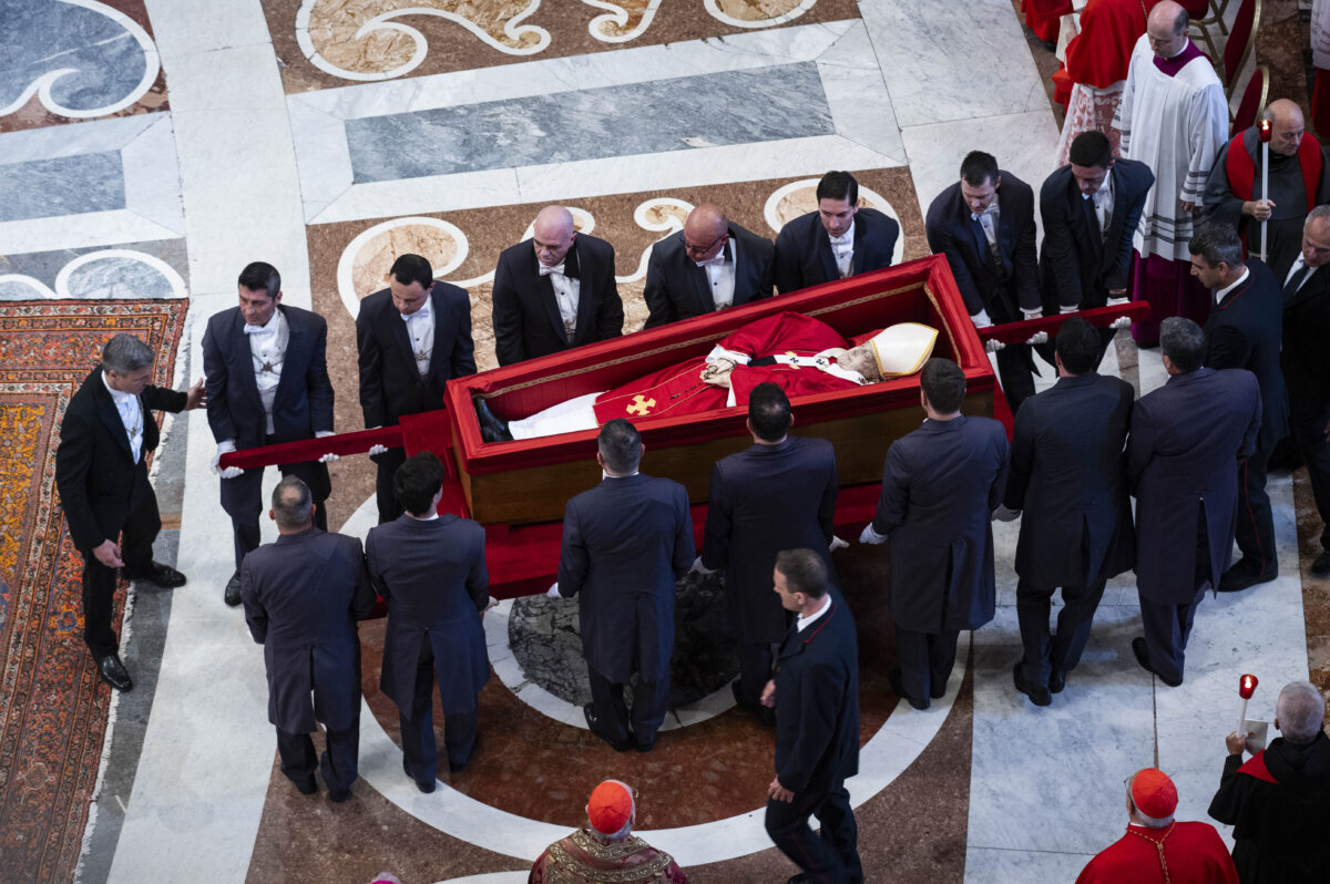 Cardenales asisten al rito de sellado del féretro del papa