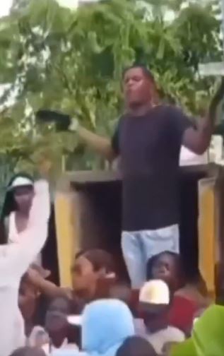 Cobradiario interrumpió un entierro para cobrarle deuda al difunto 3 Cobradiario interrumpió un entierro para cobrarle deuda al difunto El momento quedó registrado en un video que ya circula por redes sociales y que ha generado toda clase de comentarios.