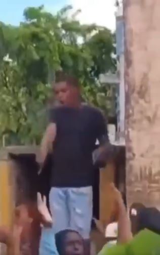 Cobradiario interrumpió un entierro para cobrarle deuda al difunto 1 Cobradiario interrumpió un entierro para cobrarle deuda al difunto