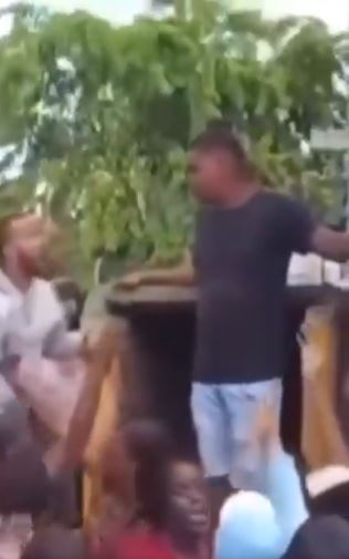 Cobradiario interrumpió un entierro para cobrarle deuda al difunto 2 Cobradiario interrumpió un entierro para cobrarle deuda al difunto El momento quedó registrado en un video que ya circula por redes sociales y que ha generado toda clase de comentarios.
