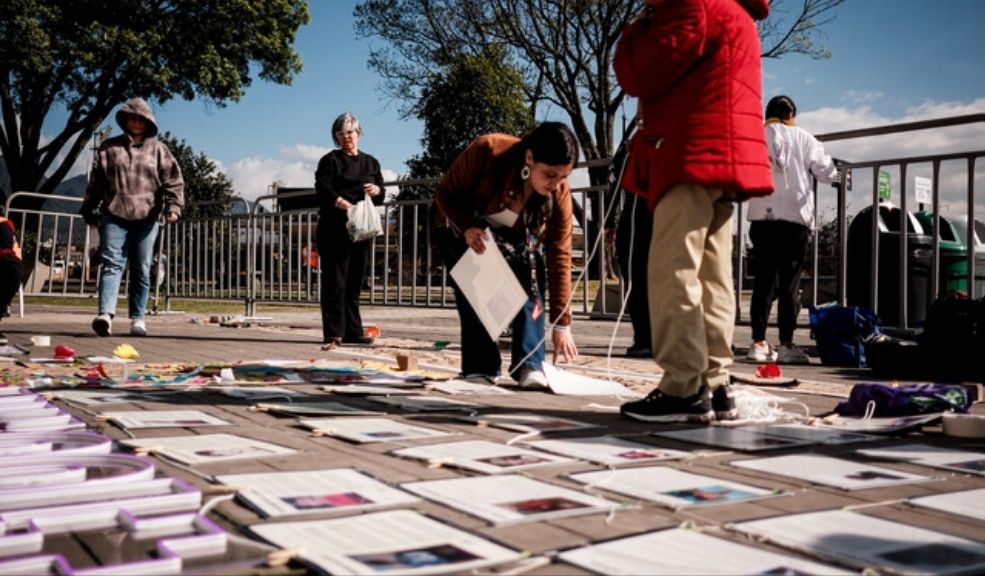 Con un campanazo por la paz se conmemoran a las víctimas en la Plaza de Bolívar Las actividades de conmemoración incluirán un evento central en la Plaza de Bolívar en Bogotá, además de actividades en 20 ciudades del país.