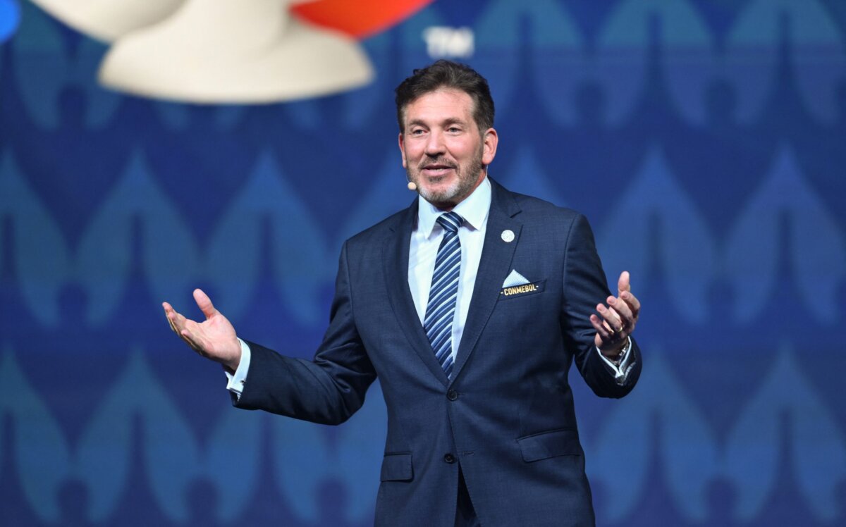 Conmebol pide que el mundial 2030 se juegue con 64 selecciones "por única vez" El presidente de la Conmebol, Alejandro Domínguez, solicitó a la FIFA que considere elevar a 64 participantes el Mundial 2030, "por única vez" y que se juegue en tres continentes como está previsto.