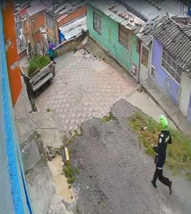 Denuncian abuso policial por disparo a joven en Ciudad Bolívar 1 Denuncian abuso policial por disparo a joven en Ciudad Bolívar La familia de un joven barbero denuncia presunto abuso policial tras dispararle en una de sus piernas.