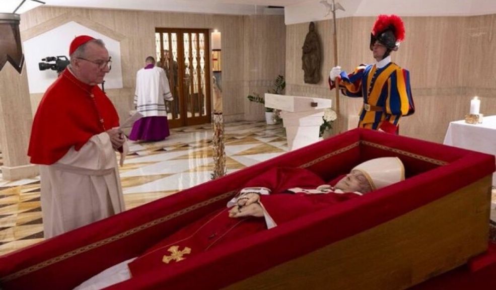 Detalles sobre el sepelio del papa Francisco 9 Detalles sobre el sepelio del papa Francisco La voluntad del papa Francisco fue no ser sepultado en la solemne basílica de San Pedro ni en las tradicionales Grutas Vaticanas, sino que, inspirado por la humildad.