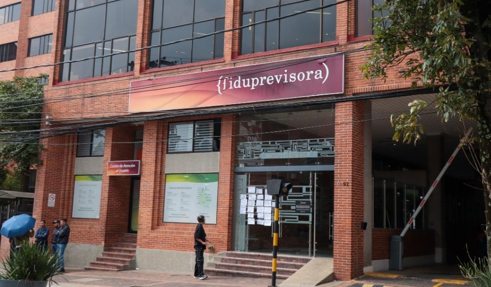 Docentes empapelaron la Fiduprevisora por mal servicio de salud Esta tarde, algunos docentes llegaron hasta el edificio para además de hablar sobre el sistema de salud, también manifiestan una sobrecarga laboral y deficiencias en el Programa de Alimentación Escolar (PAE).