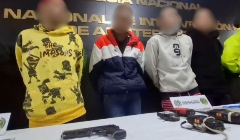 Duro golpe al microtráfico en Bosa y Barrios Unidos: 5 personas capturadas Los cinco capturados fueron dejados a disposición de la autoridad competente y un juez les impuso medida de aseguramiento por el delito de tráfico, fabricación o porte de estupefacientes.