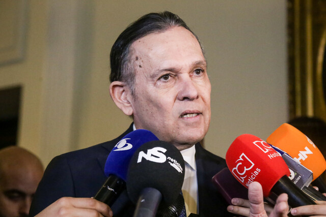 “Aún no comprende la dignidad que ostenta”: Presidente del Senado a Petro 1 “Aún no comprende la dignidad que ostenta”: Presidente del Senado a Petro Efraín Cepeda, presidente del Senado, respondió al presidente Gustavo Petro, quien lo llamó “HP” por no apoyar la consulta popular que busca revivir la reforma laboral.