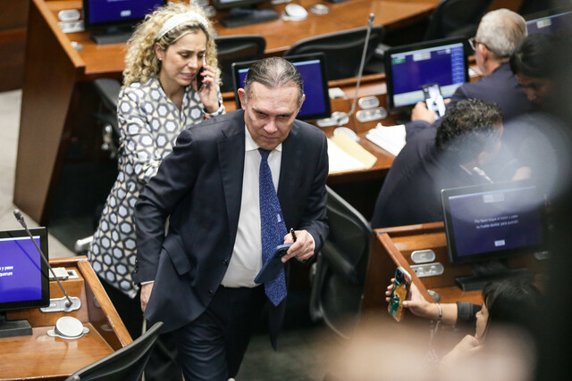 “Aún no comprende la dignidad que ostenta”: Presidente del Senado a Petro 2 “Aún no comprende la dignidad que ostenta”: Presidente del Senado a Petro Efraín Cepeda, presidente del Senado, respondió al presidente Gustavo Petro, quien lo llamó “HP” por no apoyar la consulta popular que busca revivir la reforma laboral.