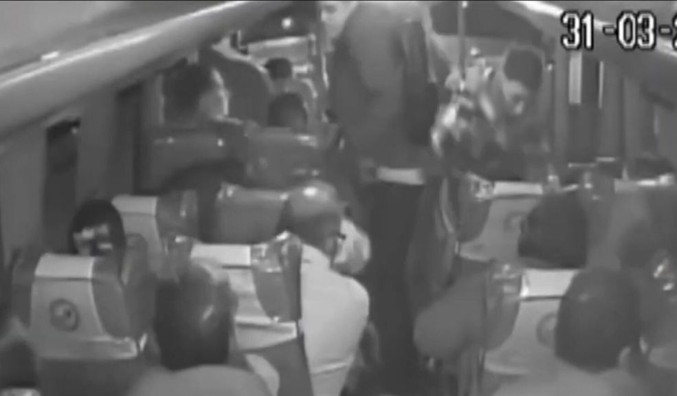 EN VIDEO: Violento atraco en bus en la ruta Bogotá - Mosquera Más de 20 personas fueron atracadas dentro de un bus intermunicipal en la Autopista Norte.