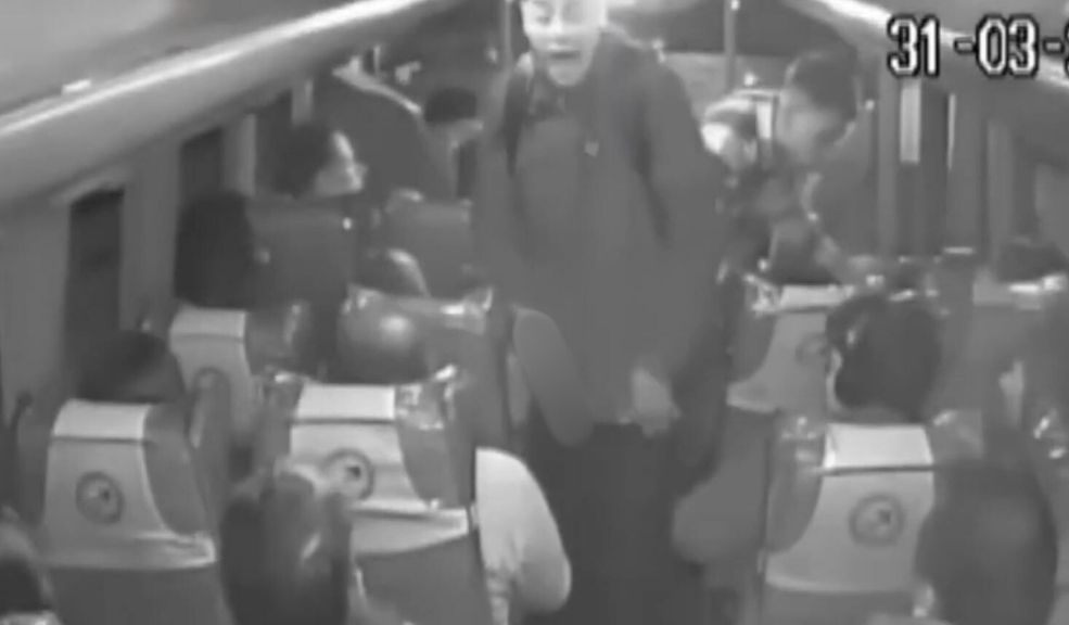 EN VIDEO: Violento atraco en bus en la ruta Bogotá - Mosquera Más de 20 personas fueron atracadas dentro de un bus intermunicipal en la Autopista Norte.