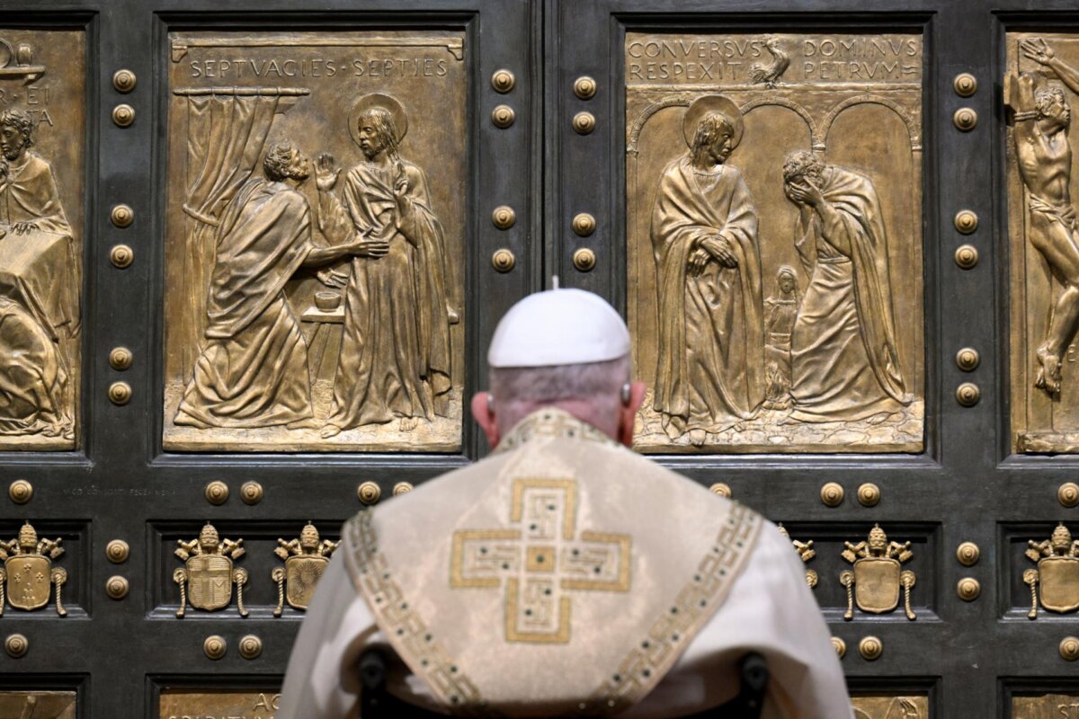 El Papa Francisco se muestra a los fieles en el Domingo de Ramos 1 El Papa Francisco se muestra a los fieles en el Domingo de Ramos El Papa Francisco reapareció en el Domingo de Ramos para saludar a los fieles y desearles una buena Semana Santa. Lea más aquí.